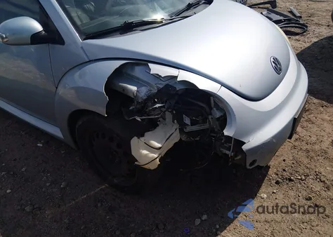 2010 Volkswagen New Beetle 2.5L Final Edition z USA, uszkodzony, nr VIN 3VWPW3AG1AM015323